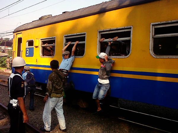 Operasi Penertiban Penumpang KRL Aman