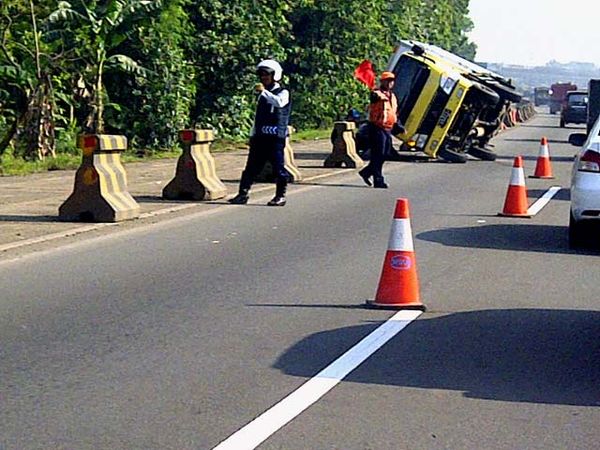 Truk Terguling, Tol Jagorawi Mengular