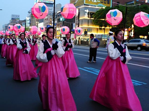 Pawai Hari Kelahiran Budha