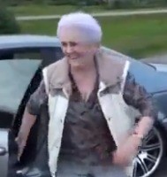 Widih, Seorang Nenek Lakukan Aksi Drifting