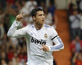 Kena Bola Tendangan Ronaldo Dapat Kaus