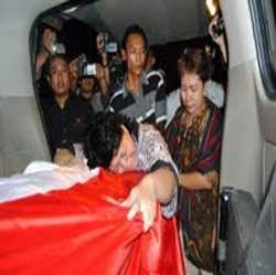 Berbalut Kain Merah Putih, Jenazah Pilot Merpati Dimakamkan