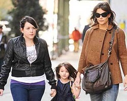 Putri Tom Cruise Kerja di Butik Katie Holmes