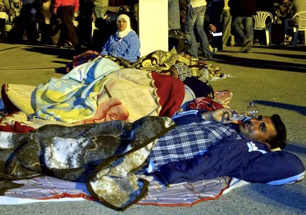 Warga Spanyol Bermalam di Luar Rumah