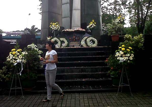 Tabur Bunga Peringati Tragedi Trisakti Tabur Bunga Peringati Tragedi Trisakti