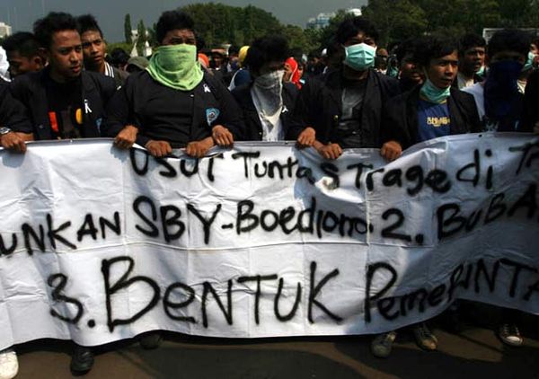 Mahasiswa Trisakti Demo Istana  Mahasiswa Trisakti Demo Istana