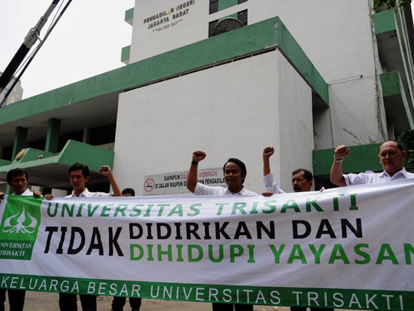 Dosen Trisakti Demo PN Jakbar