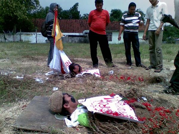 Aksi Tolak Pembangunan Gedung DPRD