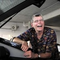 Raja Horor Stephen King dan Mobil Listriknya