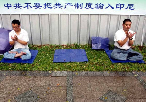 Praktisi Falun Gong Demo Kedubes RRC