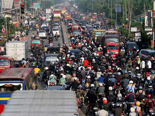 Jalan Dibeton, Padat Merayap di Pulogadung 
