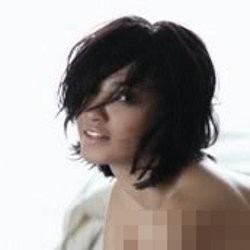 Foto Topless Agni Pratistha Beredar di Internet