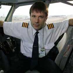 Vokalis Iron Maiden Kembali Jadi Pilot Pesawat Komersial