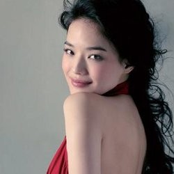 Shu Qi Tak Masalah Pacari Berondong