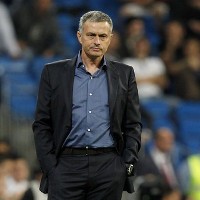 Adebayor Sebut Mourinho Lebih Baik dari Wenger