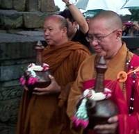 Gerimis Iringi Penyemayaman Air Suci Waisak di Candi Mendut