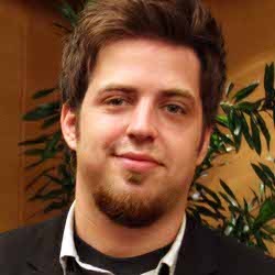 Lee Dewyez Gelar Konser di Hotel Mulia Nanti Malam