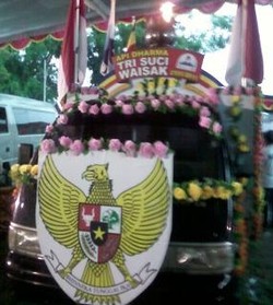 Hujan Deras Iringi Penyemayaman Api Suci Waisak di Candi Mendut 