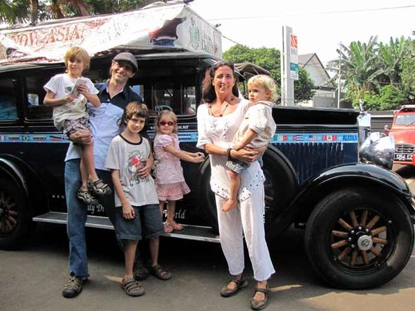 Sekeluarga Keliling Dunia Selama 11 Tahun