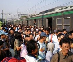 Wakil Ketua DPR: Cat Semprot Bagi Penumpang Atap KRL Tak Manusiawi