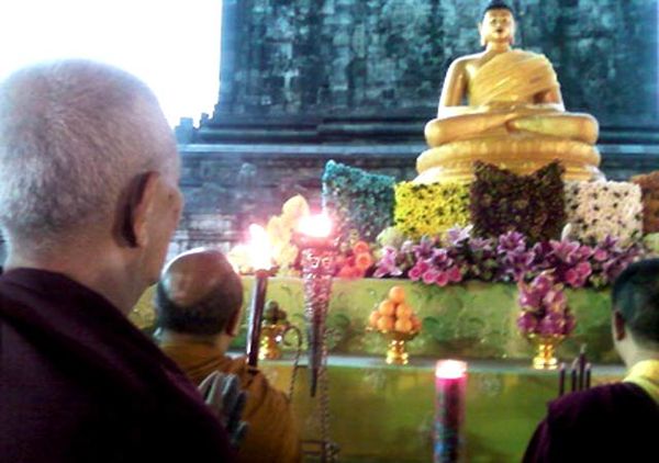 Api Suci Waisak Disemayamkan di Candi Mendut  