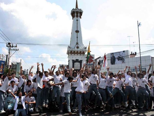 Rayakan Kelulusan di Tugu Yogya