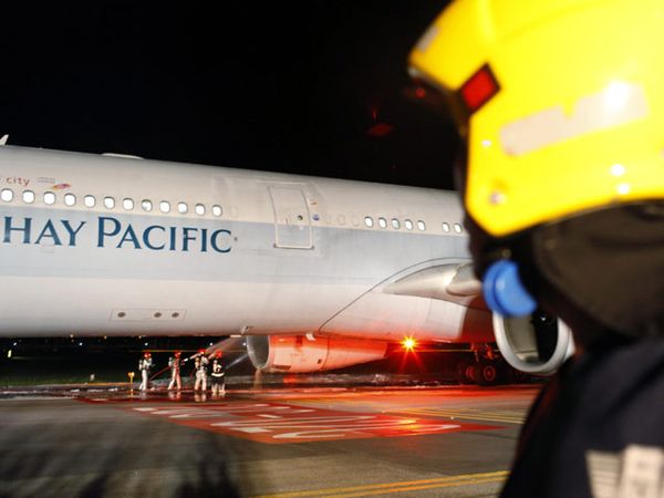 Cathay Pacific Mendarat Darurat