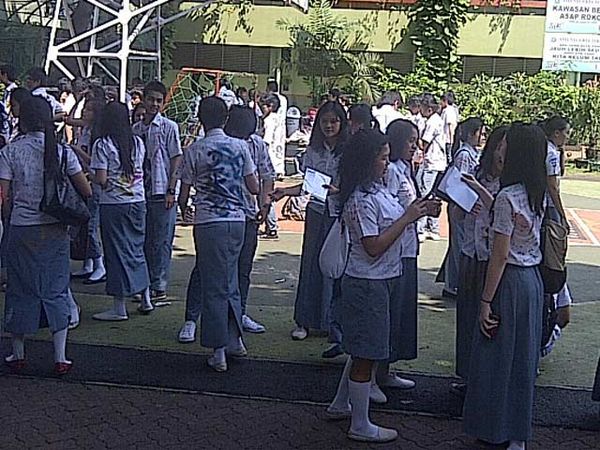 Aksi Corat-coret Baju di SMA 6