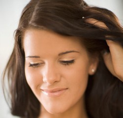 Warna Make-up yang Tepat untuk Rambut Coklat