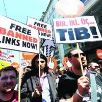 Sensor Internet Pancing Ribuan Warga Turki Turun ke Jalan