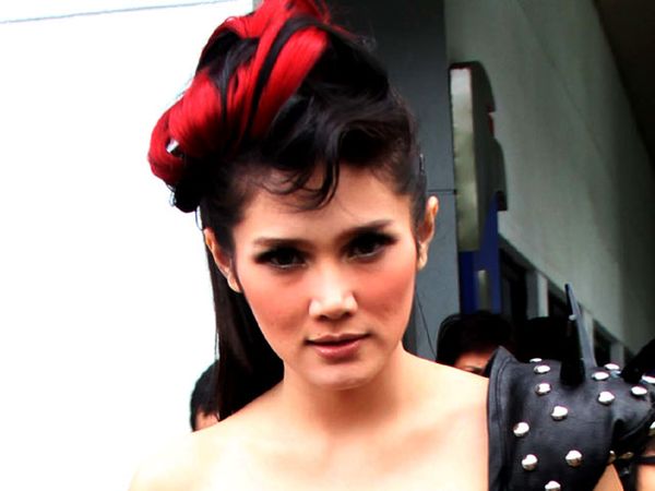 Gaya Ngerock Mulan Jameela