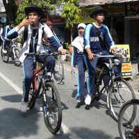 Konvoi Sepeda Onthel Warnai Kelulusan di Lamongan