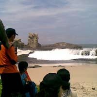 Dua Pengunjung Pantai Ngliyep Terseret Ombak