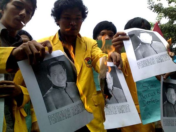 Mahasiswa Bakar Foto SBY