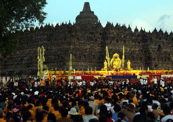 Umat Buddha Peringati Trisuci Waisak