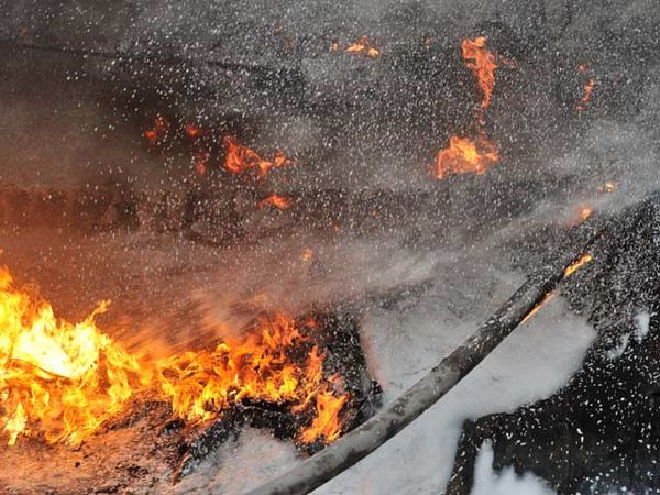 Pabrik Kimia di China Terbakar