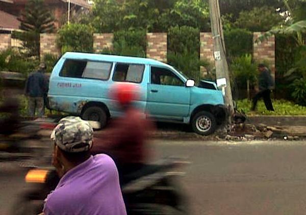 Angkot Tabrak Tiang Listrik