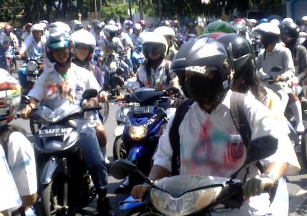 Konvoi Kelulusan Pelajar SMA di Surabaya