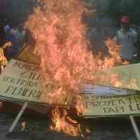 Kebijakan Pemerintah Tak Sesuai Harapan, Warga Bakar Keranda Mayat