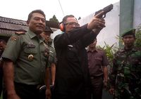 Wali Kota Bandung Latihan Menembak