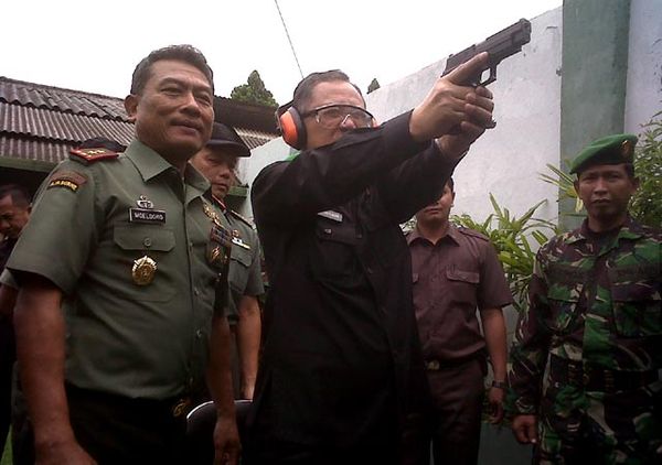 Wali Kota Bandung Latihan Menembak