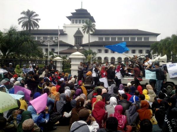 Guru Honorer Geruduk Gedung Sate