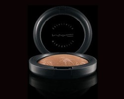 Dapatkan Efek Kulit Berkilau dari Bronzer MAC