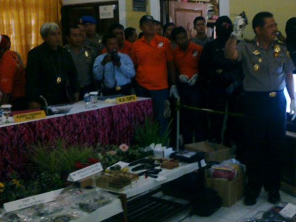 Polisi Pamerkan Barbuk Bom Cirebon