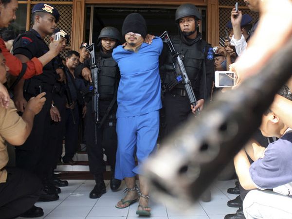 Tersangka Bom Cirebon Dipamerkan