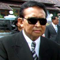 Moerdiono Beri Rp 2 M ke Keponakan Poppy Dharsono?