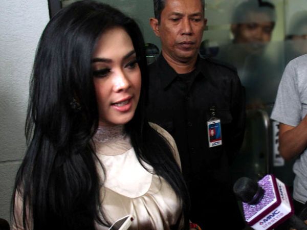 Digoyang Foto Nakal, Syahrini Santai