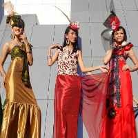 Lenggak-lenggok di Zebra Cross, Para Model Tampilkan Batik 