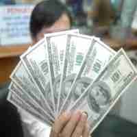 Duh! Repotnya Menukar Dolar AS di Indonesia