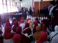 Ibu-ibu Ramaikan Sidang Mochtar Mohamad